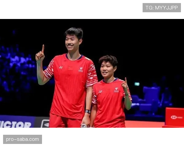 冯彦哲拎菜那张照片把我笑趴了，赛场上那套硬气全没了