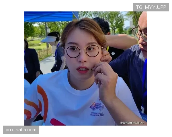 傅园慧晒照，泳帽没了，拎的包把我看得心虚